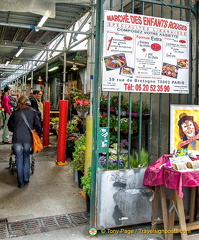 You can buy meals at Marché des Enfants Rouges